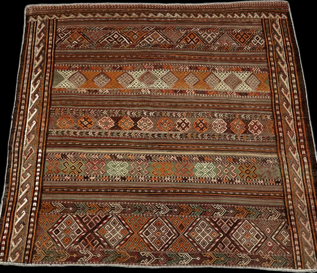 alfombra persa de estilo sumak en dimensiones 154 centímetros de largo por 148 centímetros de ancho con colores principalmente verde y naranja — Perspectiva