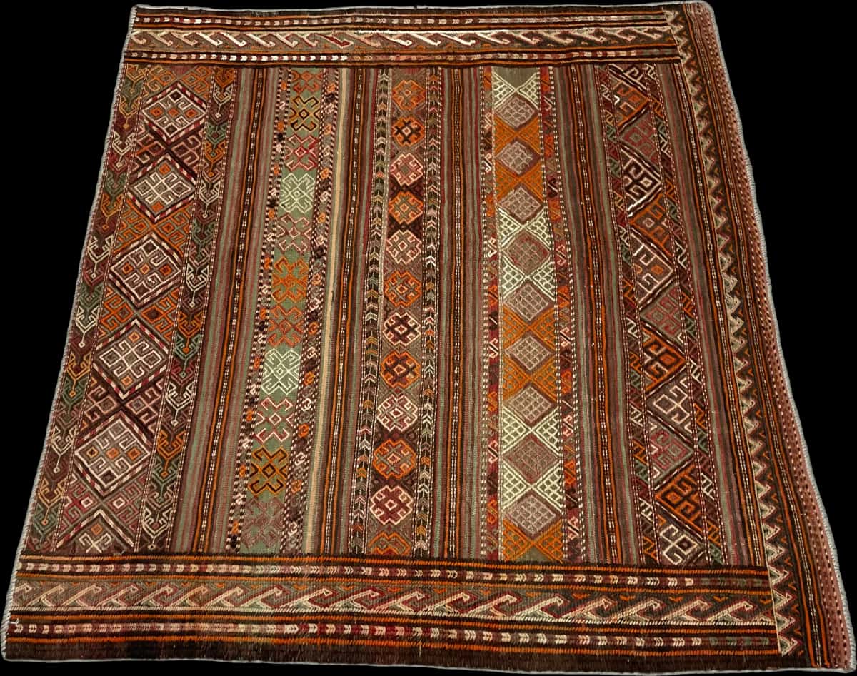 persischer Teppich im Sumak Stil in den Maßen 154 Zentimeter Länge mal 148 Zentimeter Breite mit überwiegend grün und orange Farben — Perspektive