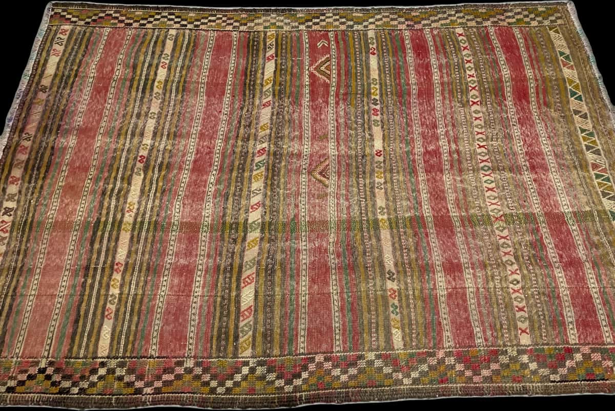 Persian rug of Sumak style in dimensions 216 centimeters length by 150 centimeters width with mainly red and yellow colors — Perspective