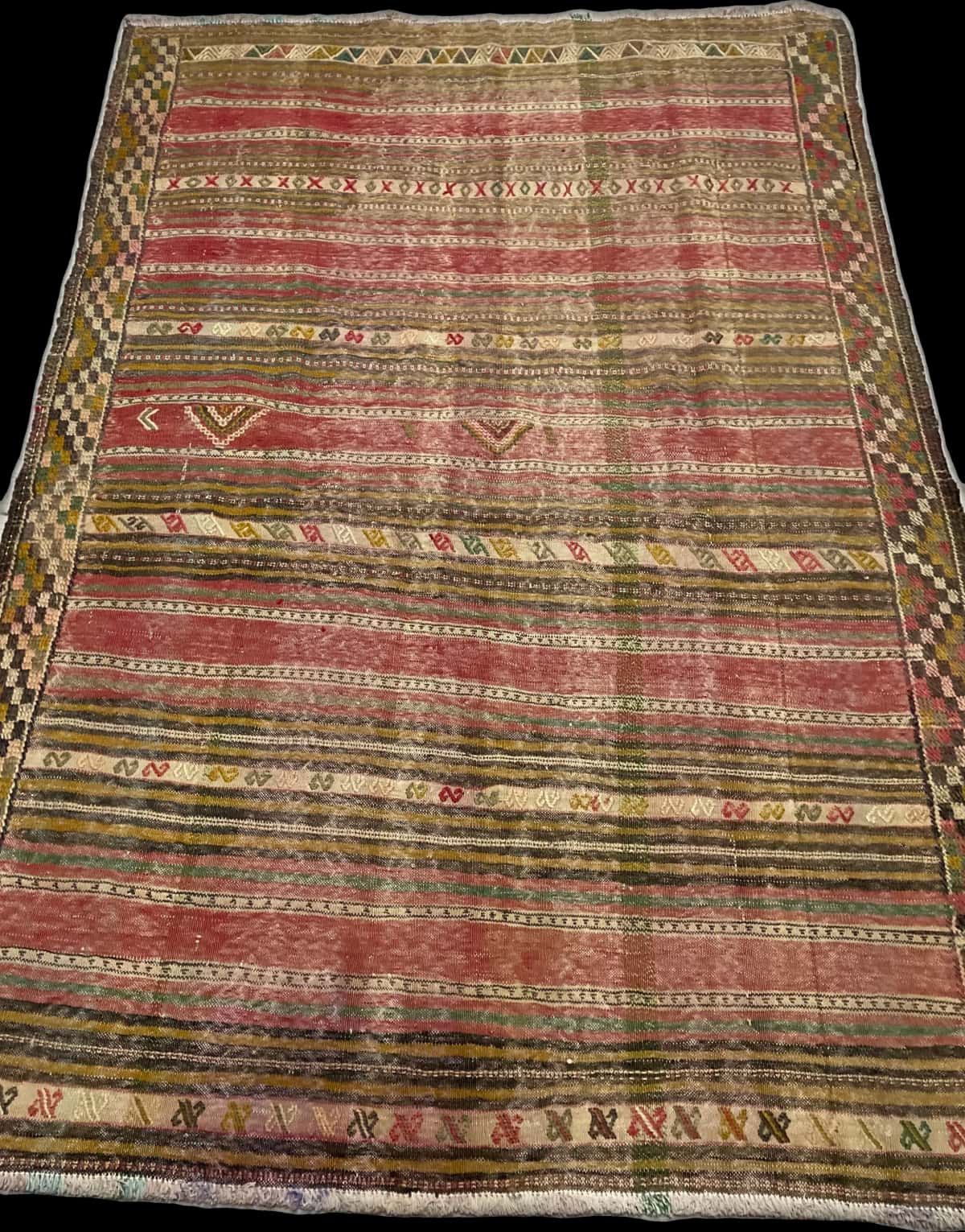 Persian rug of Sumak style in dimensions 216 centimeters length by 150 centimeters width with mainly red and yellow colors — Perspective