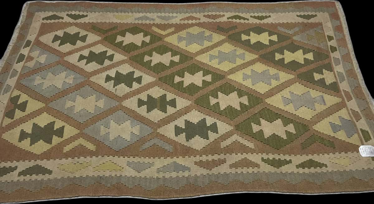 alfombra persa de estilo kilim en dimensiones 225 centímetros de largo por 140 centímetros de ancho con colores principalmente verde y amarillo — Perspectiva