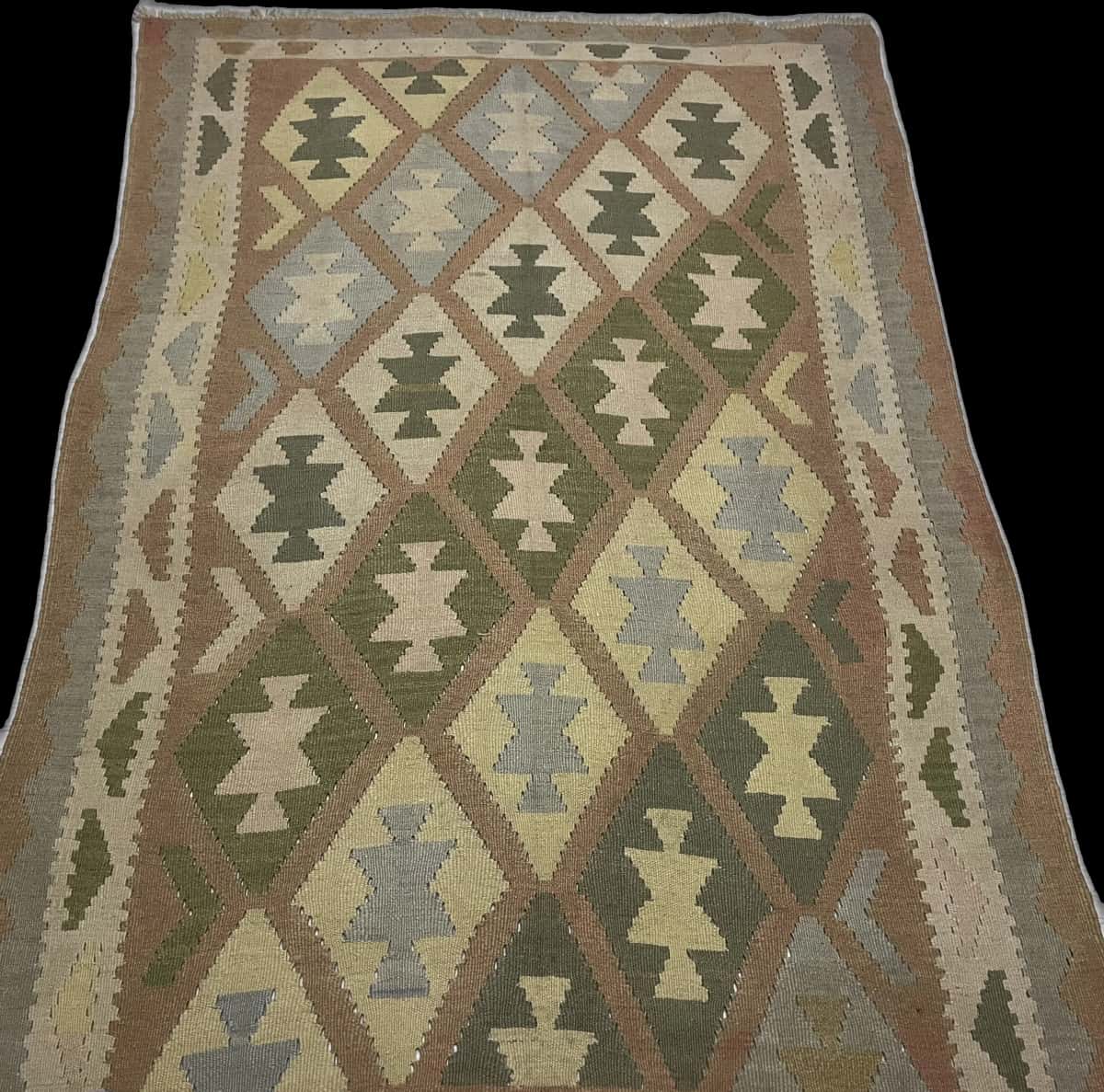 alfombra persa de estilo kilim en dimensiones 225 centímetros de largo por 140 centímetros de ancho con colores principalmente verde y amarillo — Perspectiva