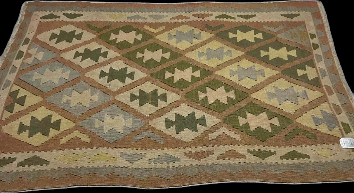 Persian rug of Kilim style in dimensions 225 centimeters length by 140 centimeters width with mainly green and yellow colors — Perspective