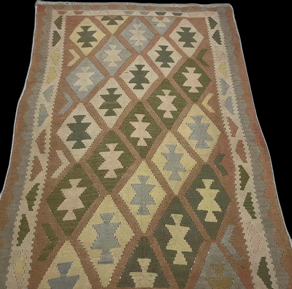 Persian rug of Kilim style in dimensions 225 centimeters length by 140 centimeters width with mainly green and yellow colors — Perspective