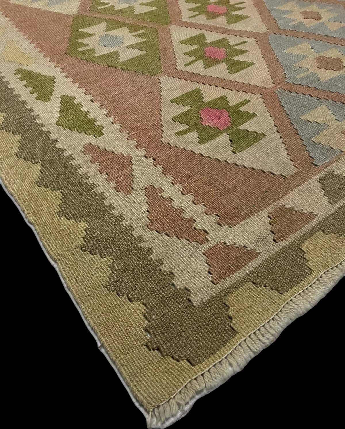 Persian rug of Kilim style in dimensions 222 centimeters length by 136 centimeters width with mainly beige and green colors — Corner & edge