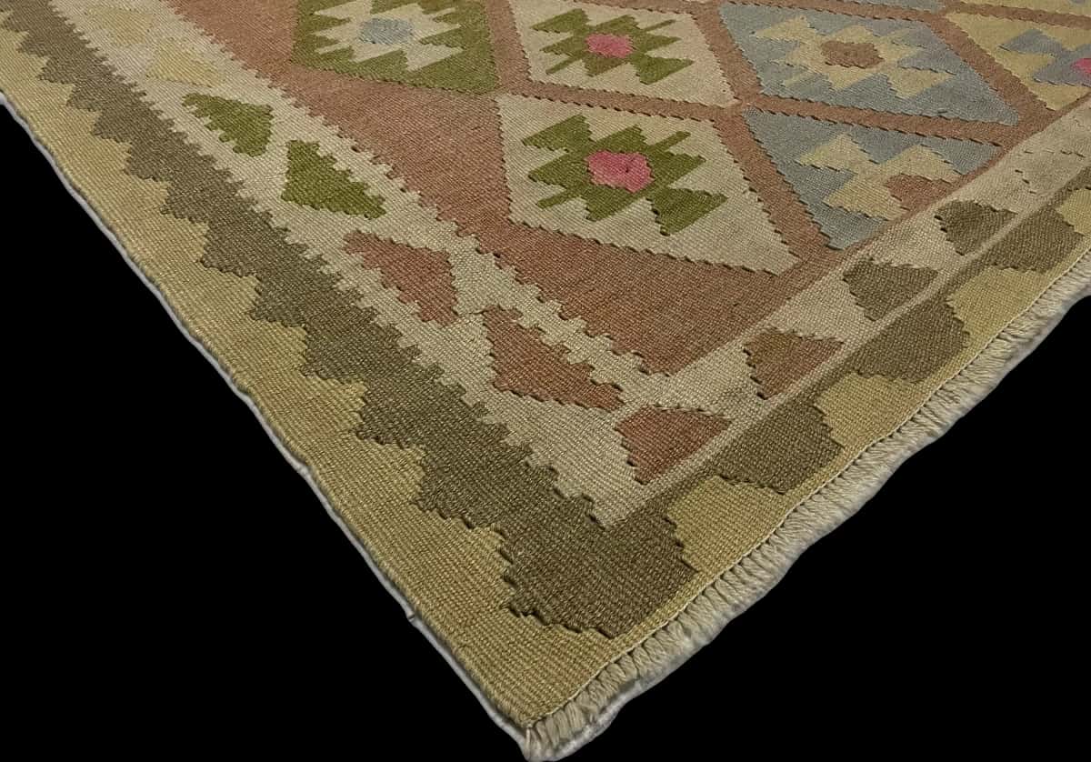Persian rug of Kilim style in dimensions 222 centimeters length by 136 centimeters width with mainly beige and green colors — Corner & edge