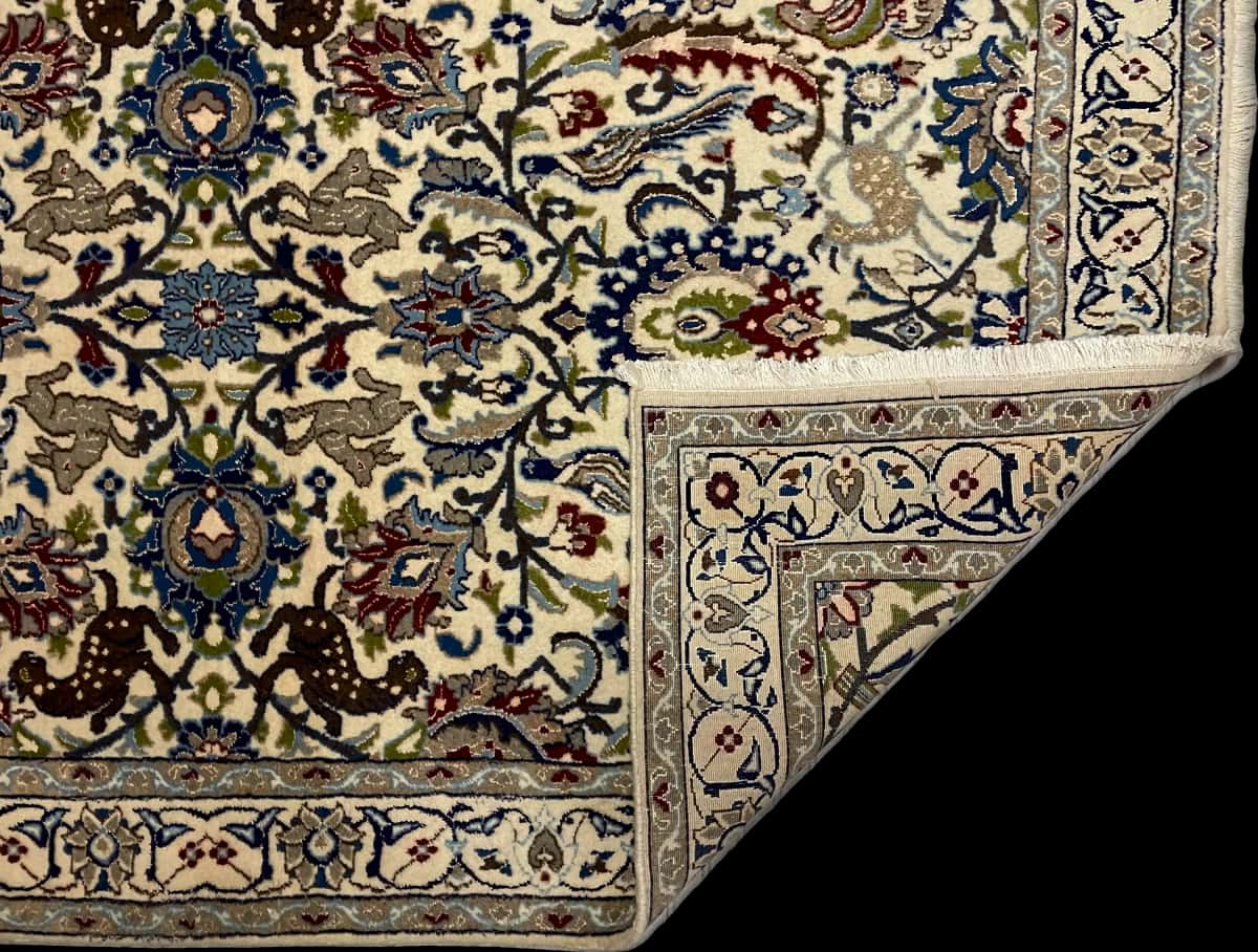 persischer Teppich im Nain Stil in den Maßen 200 Zentimeter Länge mal 192 Zentimeter Breite mit überwiegend beige und blau Farben — Gefaltet