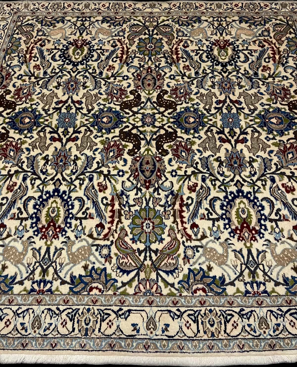 persischer Teppich im Nain Stil in den Maßen 200 Zentimeter Länge mal 192 Zentimeter Breite mit überwiegend beige und blau Farben — Perspektive