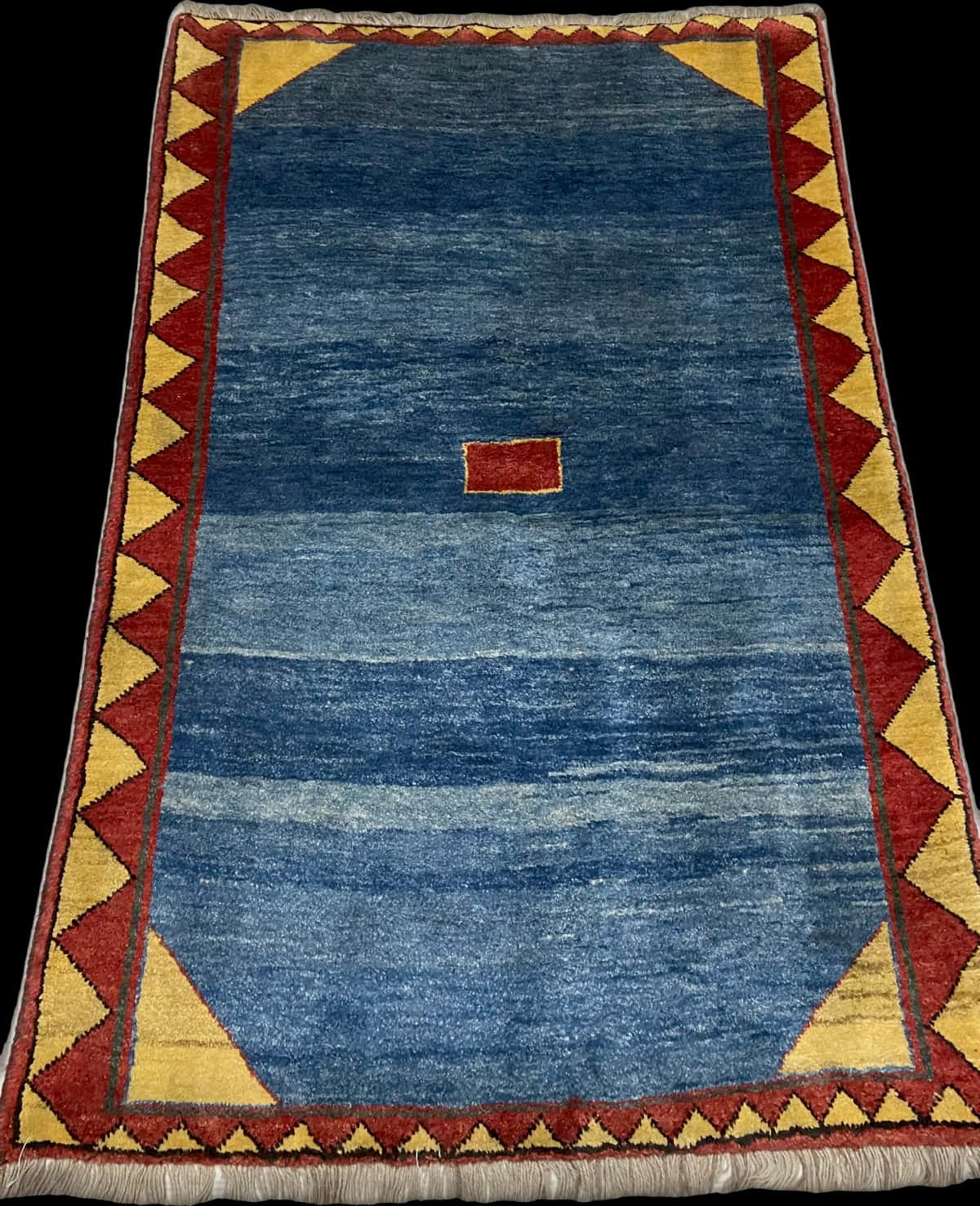 persischer Teppich im Gabbeh Stil in den Maßen 200 Zentimeter Länge mal 128 Zentimeter Breite mit überwiegend blau Farben — Perspektive