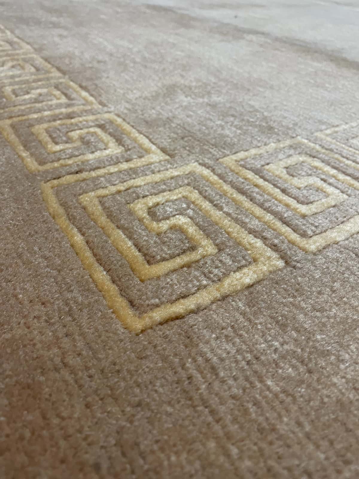 Nepali rug of Tibetan style in dimensions 240 centimeters length by 173 centimeters width with mainly yellow colors — Texture close-up