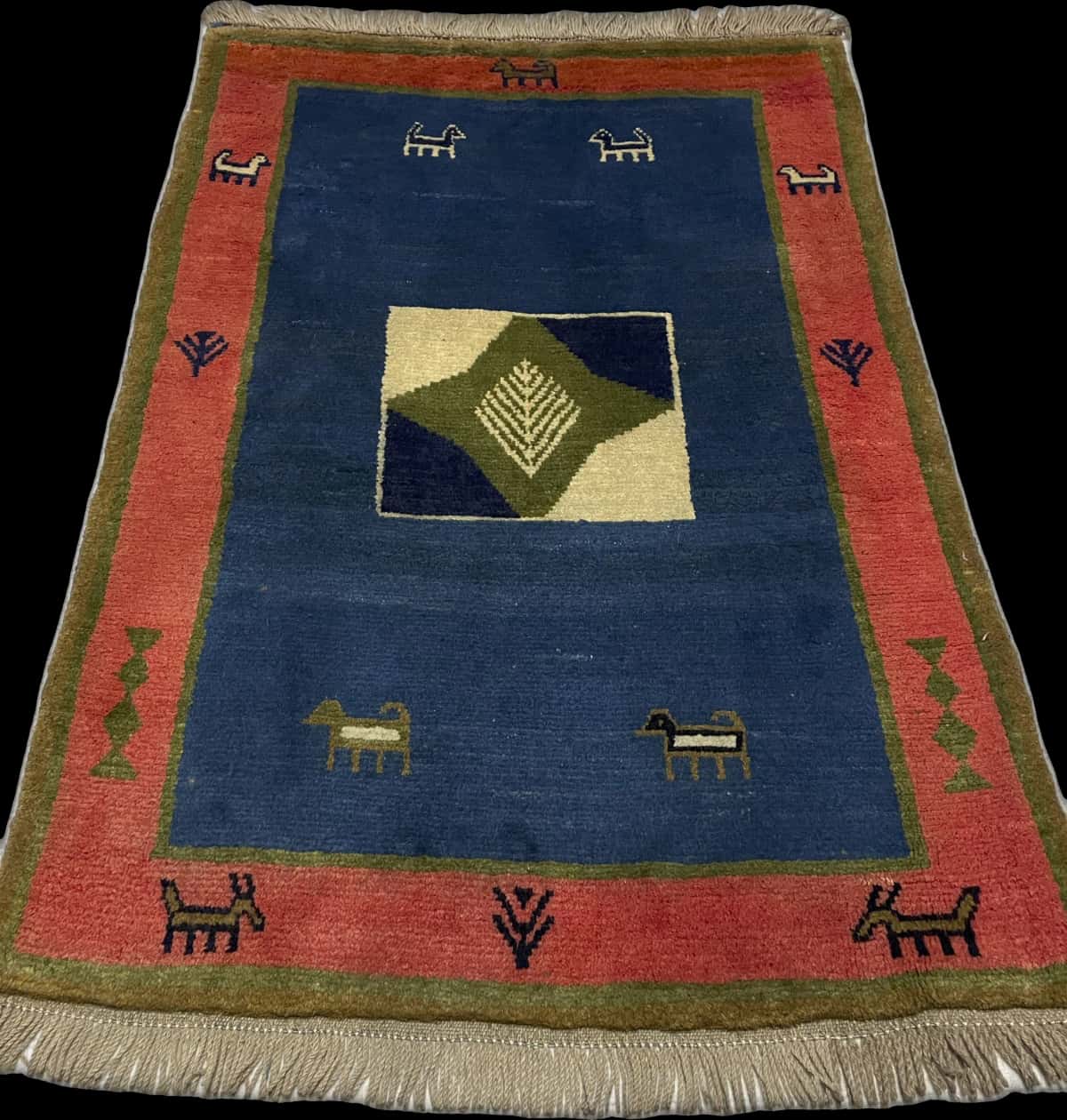 alfombra persa de estilo gabbeh en dimensiones 150 centímetros de largo por 102 centímetros de ancho con colores principalmente verde — Perspectiva
