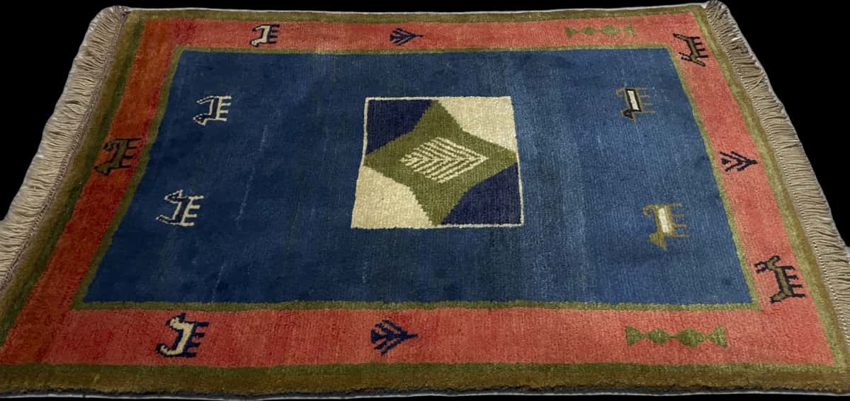 alfombra persa de estilo gabbeh en dimensiones 150 centímetros de largo por 102 centímetros de ancho con colores principalmente verde — Perspectiva