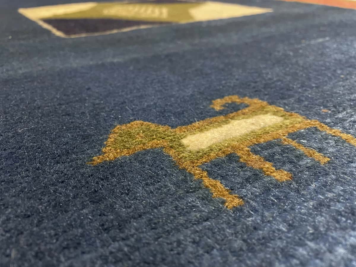 alfombra persa de estilo gabbeh en dimensiones 150 centímetros de largo por 102 centímetros de ancho con colores principalmente verde — Primer plano de la textura