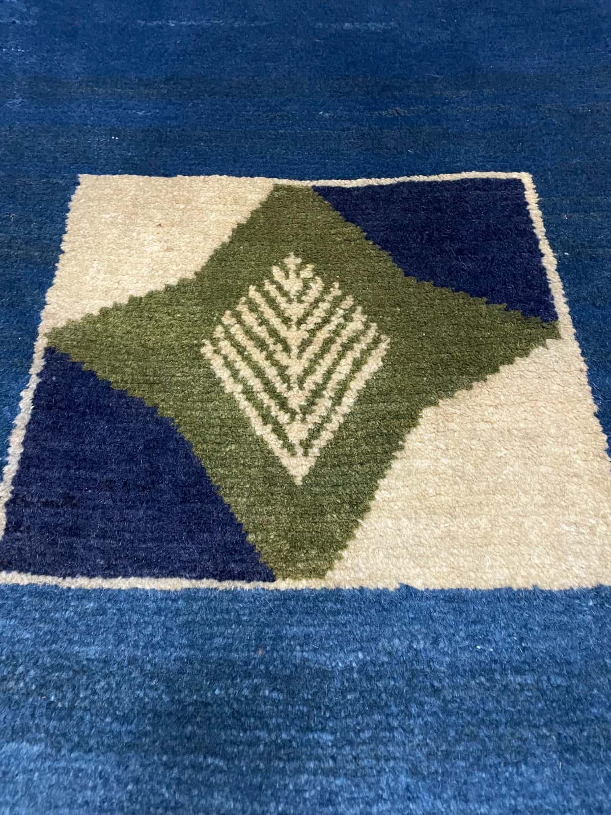 Persian rug of Gabbeh style in dimensions 150 centimeters length by 102 centimeters width with mainly green colors — Texture close-up