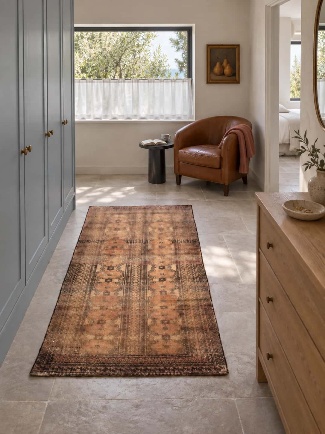 Alfombra persa baluch, 94x182 cm, principalmente en marrón — En una habitación