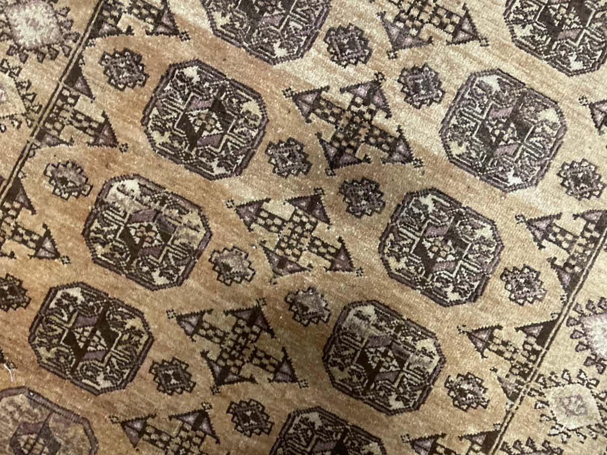 persischer Teppich im Baluch Stil in den Maßen 204 Zentimeter Länge mal 117 Zentimeter Breite mit überwiegend braun Farben — Nahaufnahme der Textur