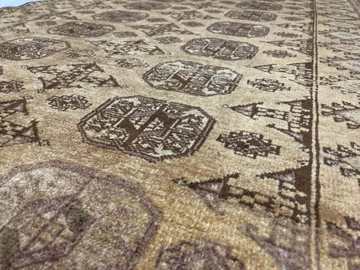 persischer Teppich im Baluch Stil in den Maßen 204 Zentimeter Länge mal 117 Zentimeter Breite mit überwiegend braun Farben — Nahaufnahme der Textur