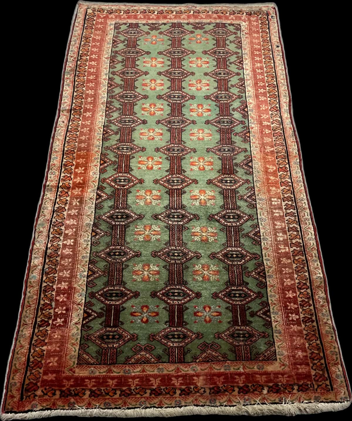 persischer Teppich im turkmenischer Stil in den Maßen 179 Zentimeter Länge mal 94 Zentimeter Breite mit überwiegend grün und rot Farben — Perspektive
