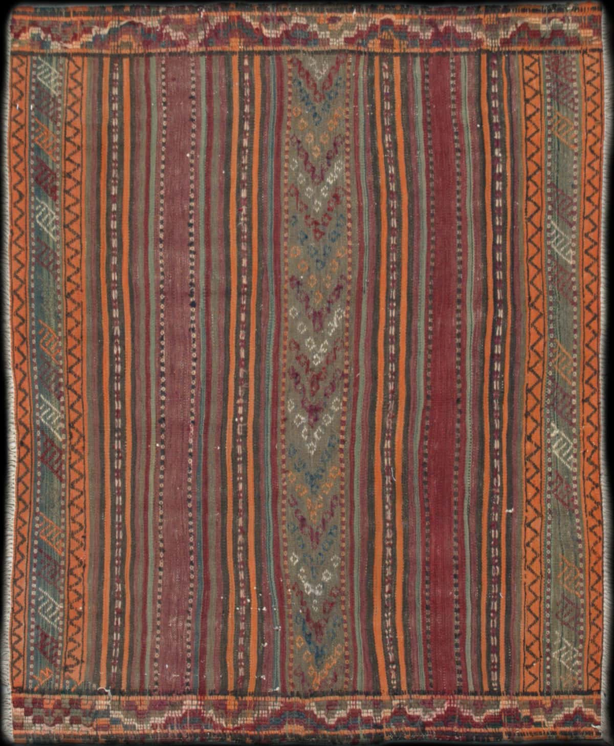 Persian rug of Sumak style in dimensions 129 centimeters length by 123 centimeters width with mainly brown and green colors — Detail