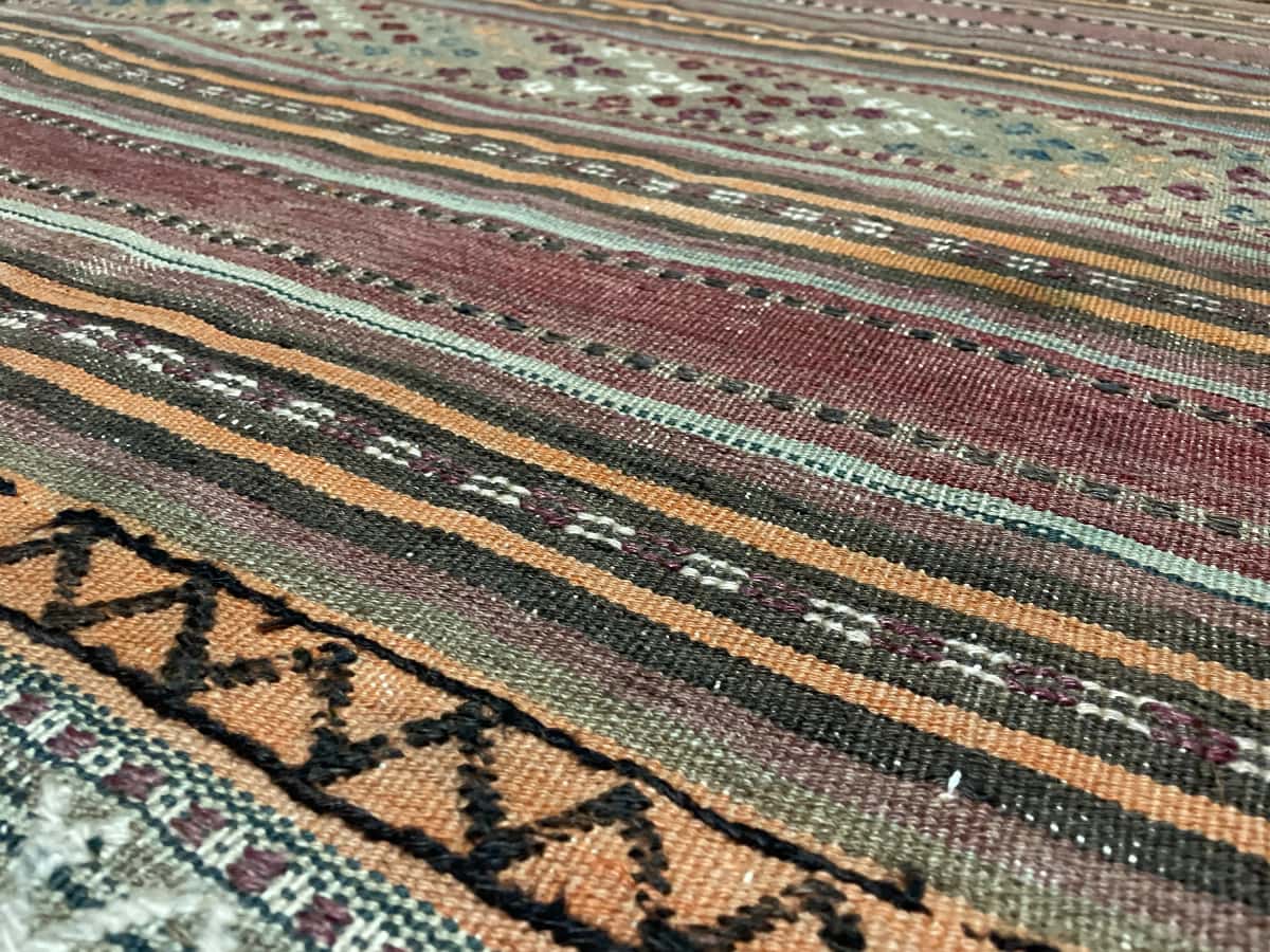 alfombra persa de estilo sumak en dimensiones 129 centímetros de largo por 123 centímetros de ancho — Primer plano de la textura