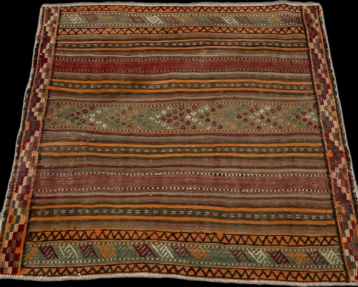 Persian rug of Sumak style in dimensions 129 centimeters length by 123 centimeters width with mainly brown and green colors — Perspective
