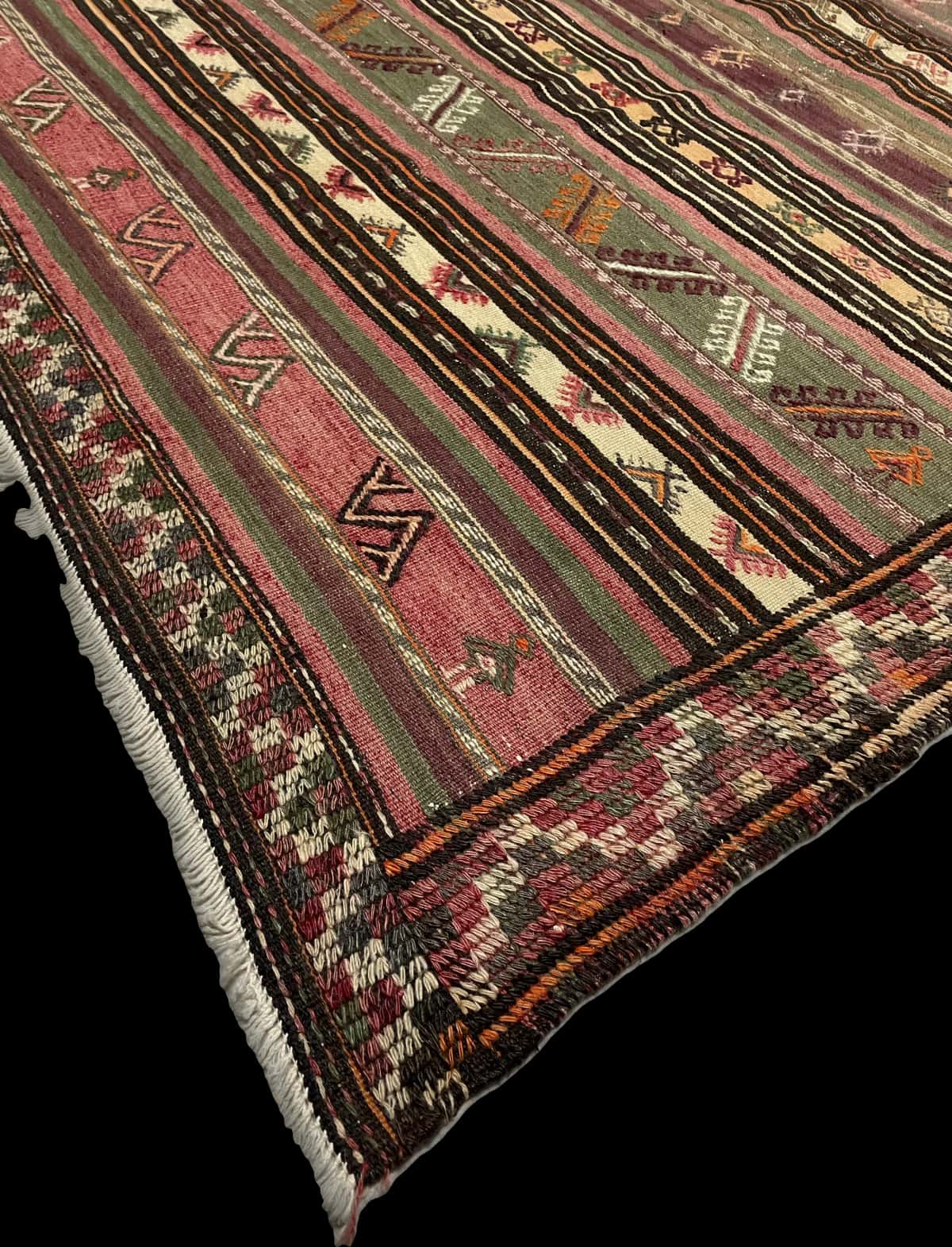 Persian rug of Sumak style in dimensions 212 centimeters length by 146 centimeters width with mainly red and green colors — Corner & edge