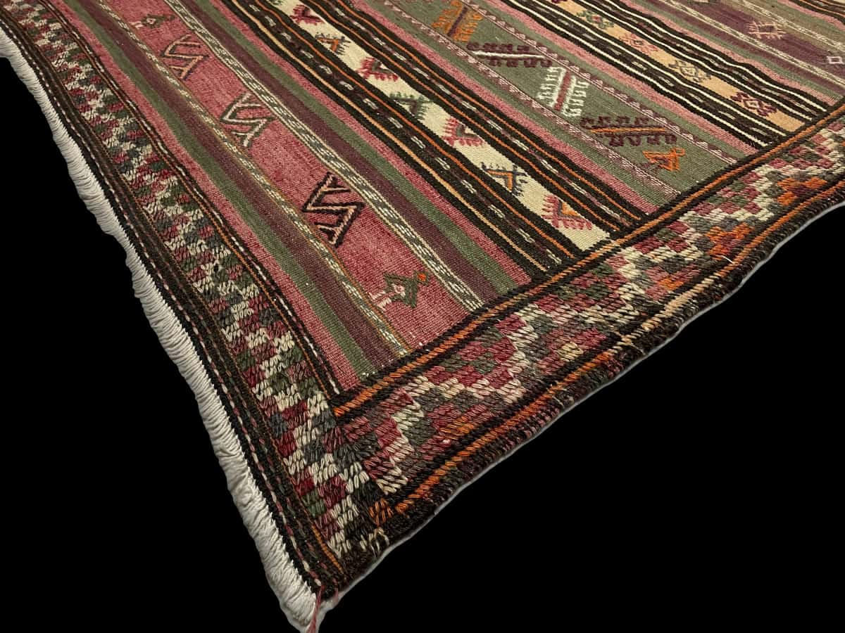 Persian rug of Sumak style in dimensions 212 centimeters length by 146 centimeters width with mainly red and green colors — Corner & edge