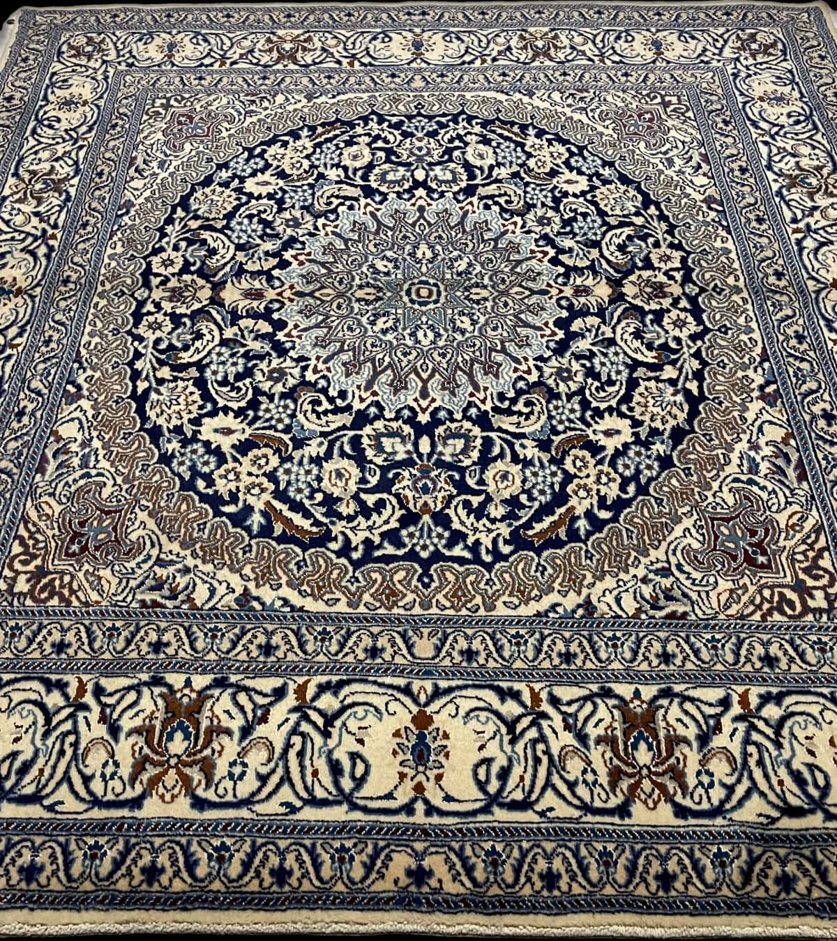persischer Teppich im Nain Stil in den Maßen 208 Zentimeter Länge mal 198 Zentimeter Breite mit überwiegend beige und blau Farben — Perspektive