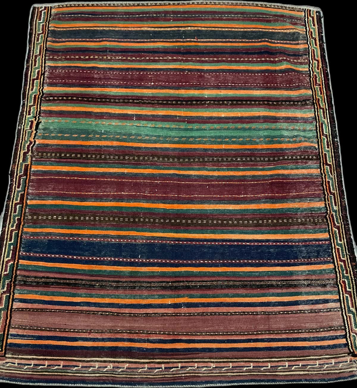 Persian rug of Sumak style in dimensions 152 centimeters length by 135 centimeters width with mainly purple and orange colors — Perspective