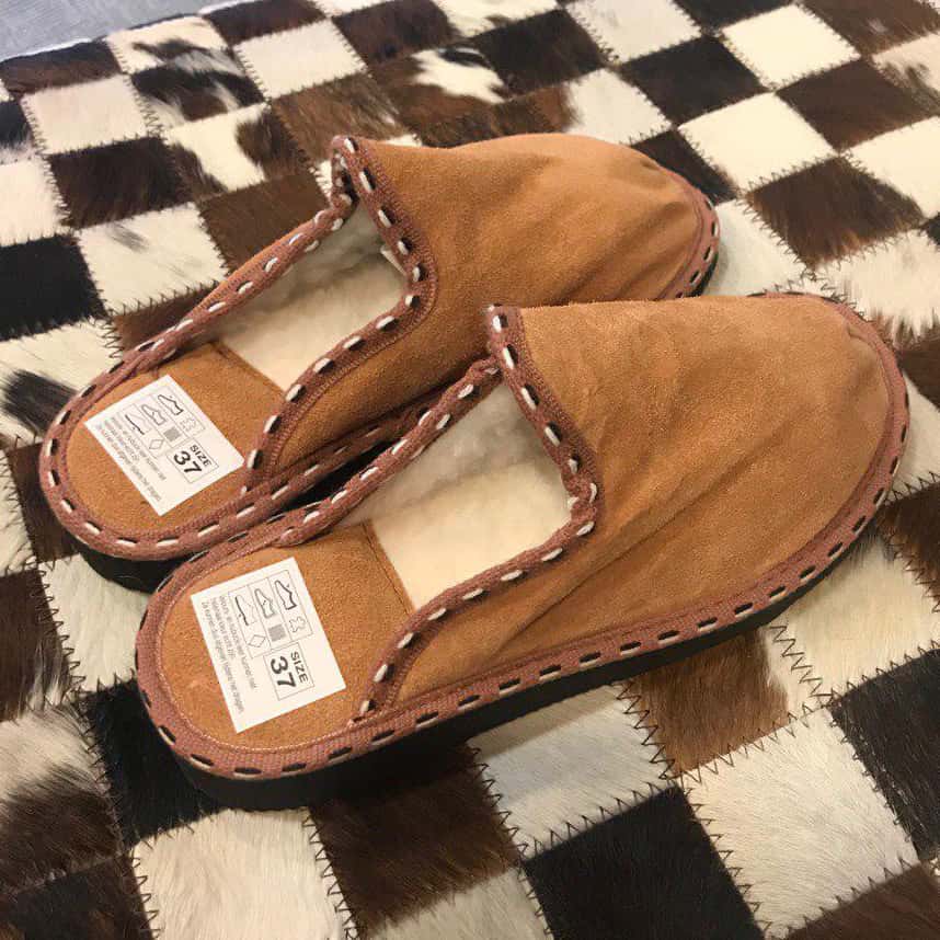 zapatos con colores principalmente marrón — Primer plano de la piel