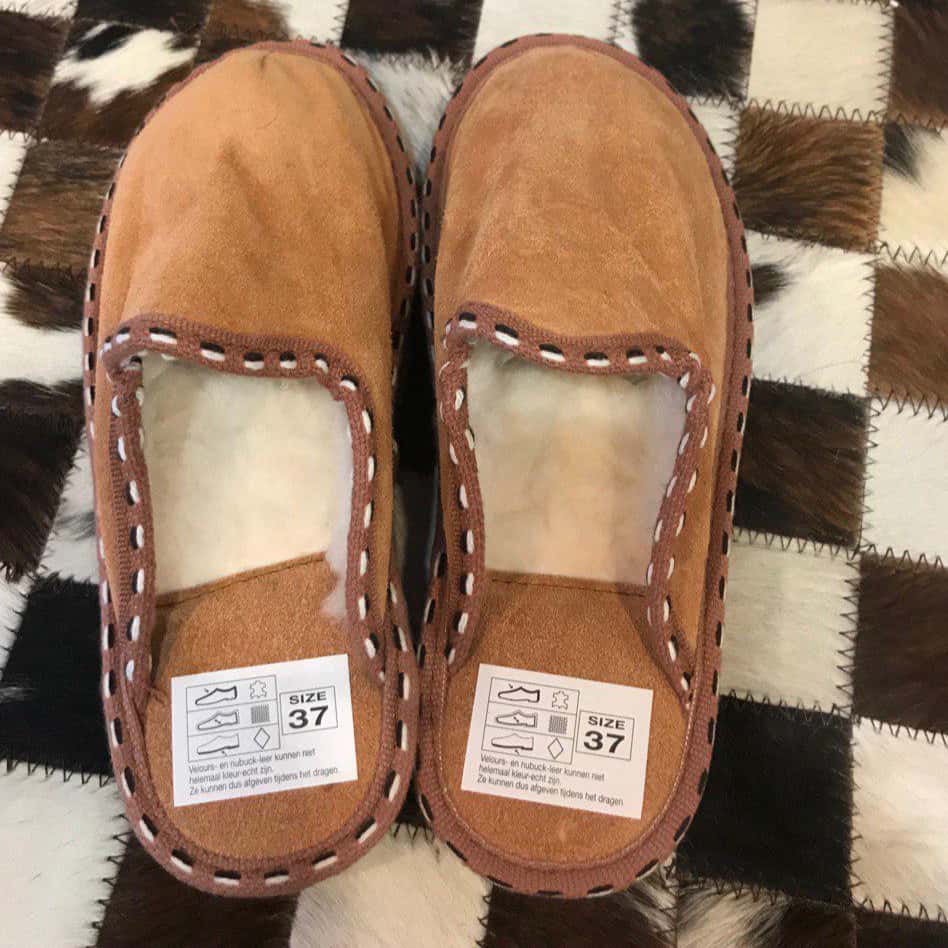 zapatos con colores principalmente marrón — Puestos