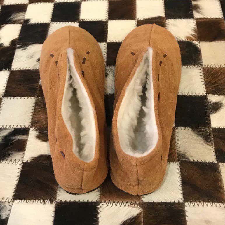 Schuhe mit überwiegend braun Farben — Detail