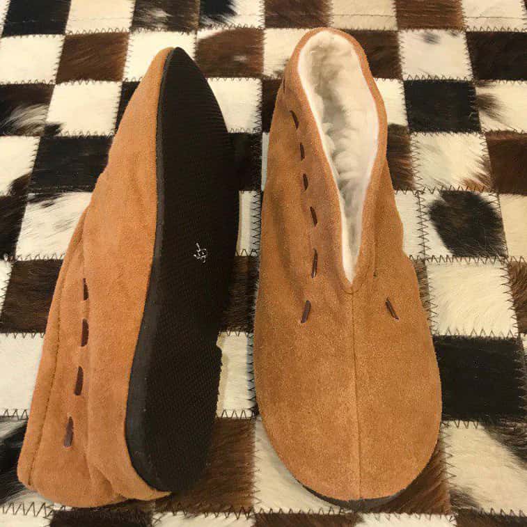 Schuhe mit überwiegend braun Farben — Leder-Nahaufnahme