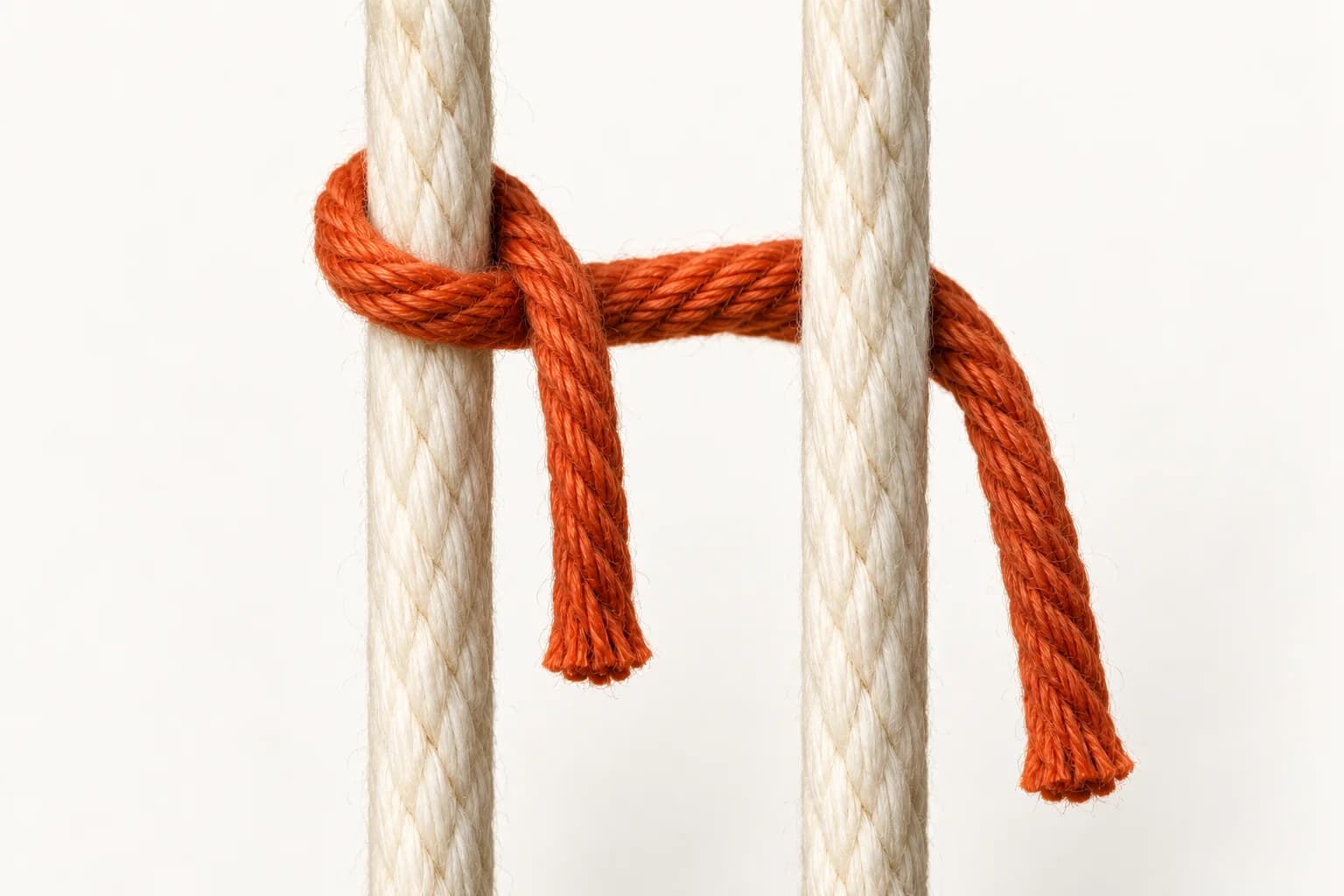 Vergrößertes Schnurmodell eines asymmetrischen Knotens, der den linken Kettfaden einmal umschlingt und hinter dem rechten verläuft; ein Ende liegt dazwischen, das andere außen.