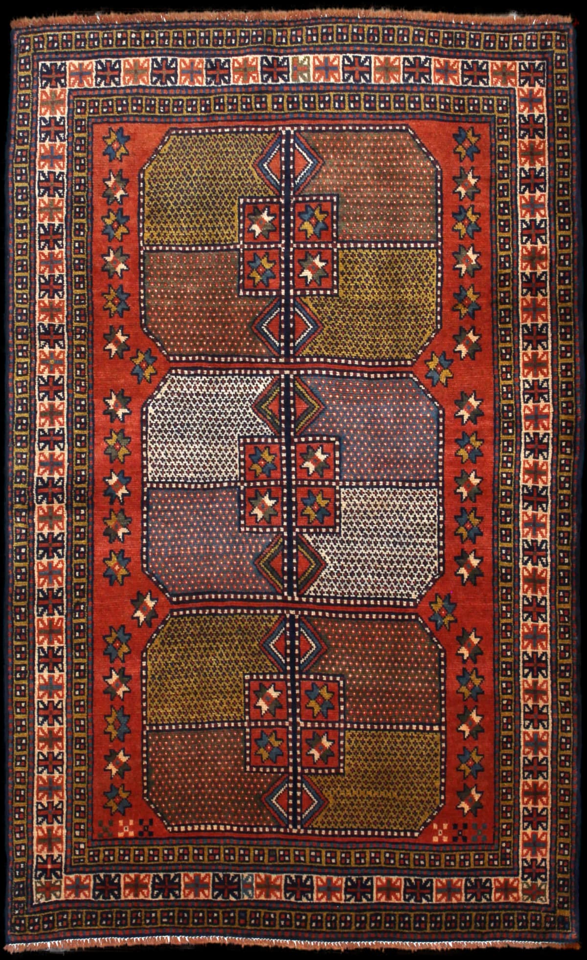 alfombra persa de estilo Quchan en dimensiones 185 centímetros de largo por 115 centímetros de ancho con colores principalmente naranja