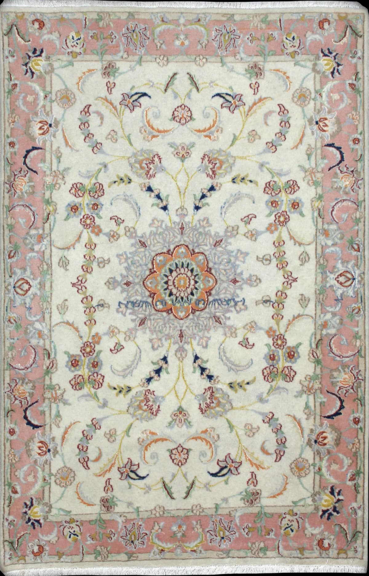 alfombra persa de estilo Tabriz en dimensiones 190 centímetros de largo por 124 centímetros de ancho con colores principalmente beige y rosa