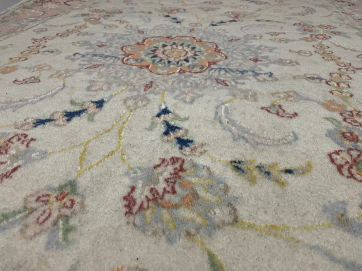 Perserteppich Tabriz, orientalisch, 124x190 cm, überwiegend in Rosa und Weiß — Nahaufnahme der Textur