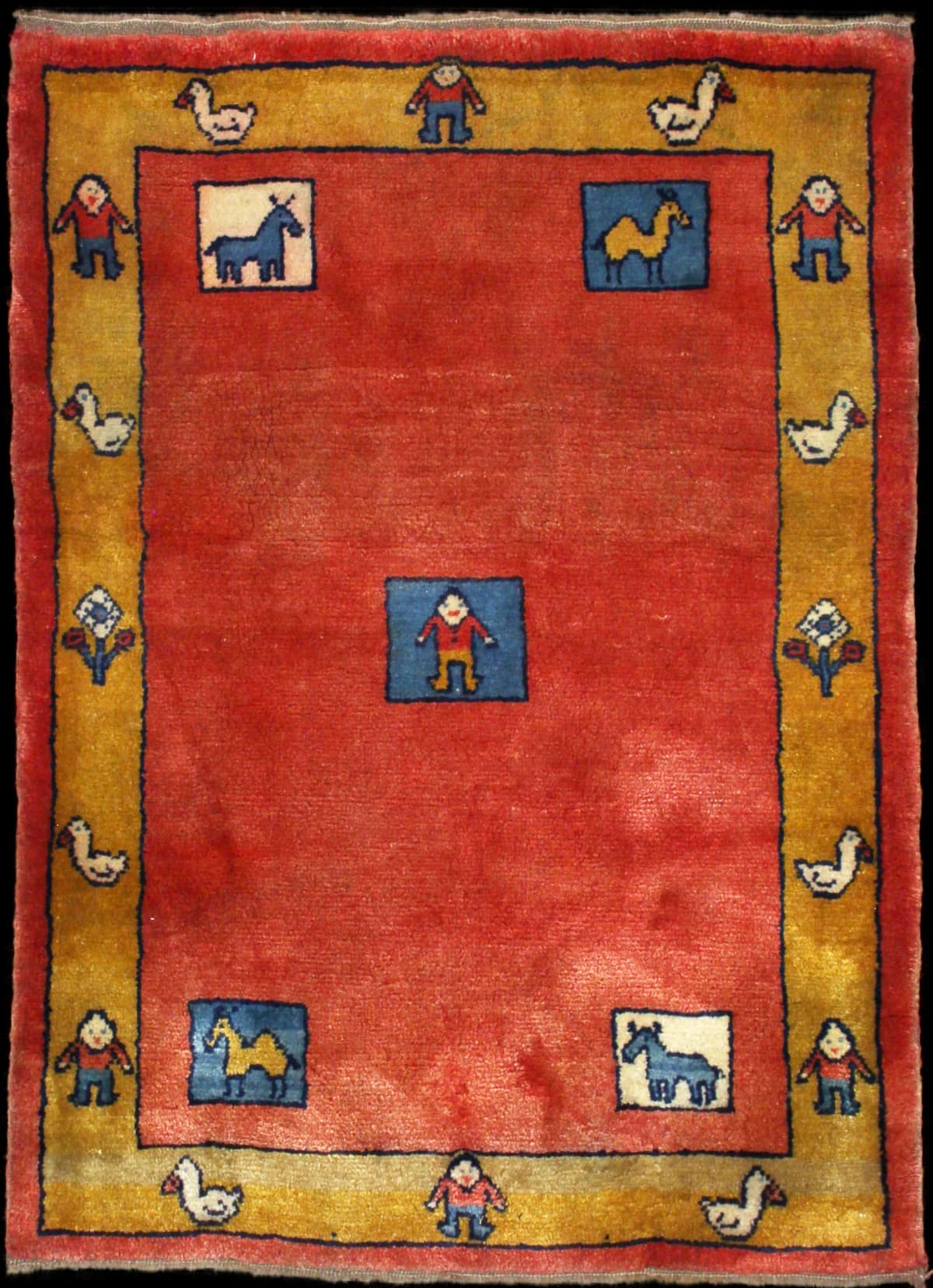 alfombra persa de estilo gabbeh en dimensiones 155 centímetros de largo por 112 centímetros de ancho con colores principalmente rojo