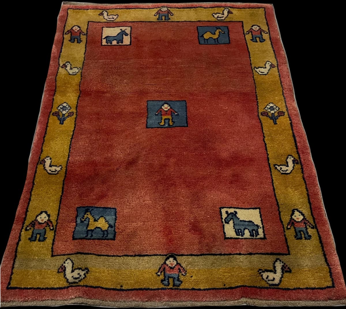 Persischer Kinderteppich Gabbeh, 112x155 cm, überwiegend in Rot — Perspektive