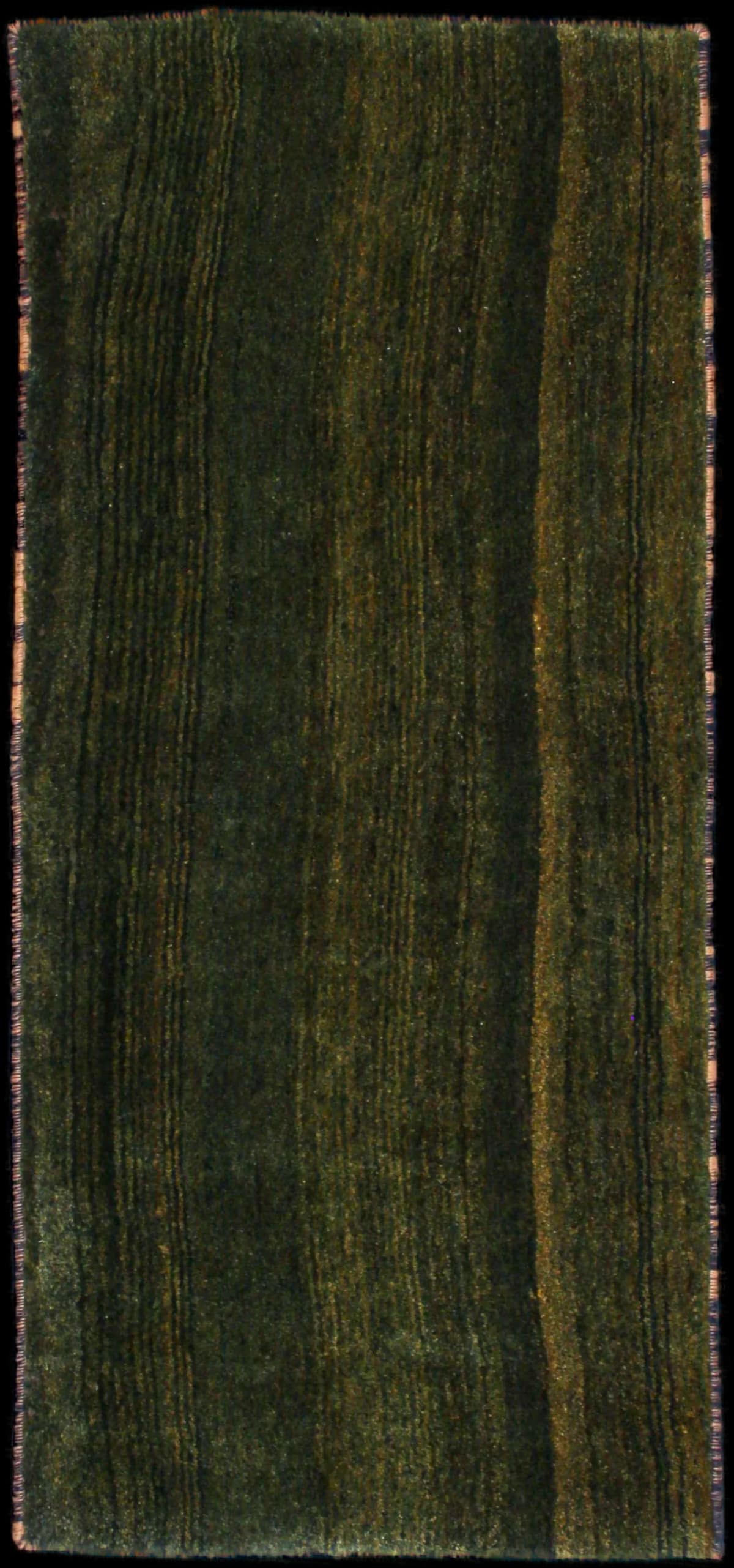 alfombra persa de estilo gabbeh en dimensiones 165 centímetros de largo por 75 centímetros de ancho con colores principalmente verde