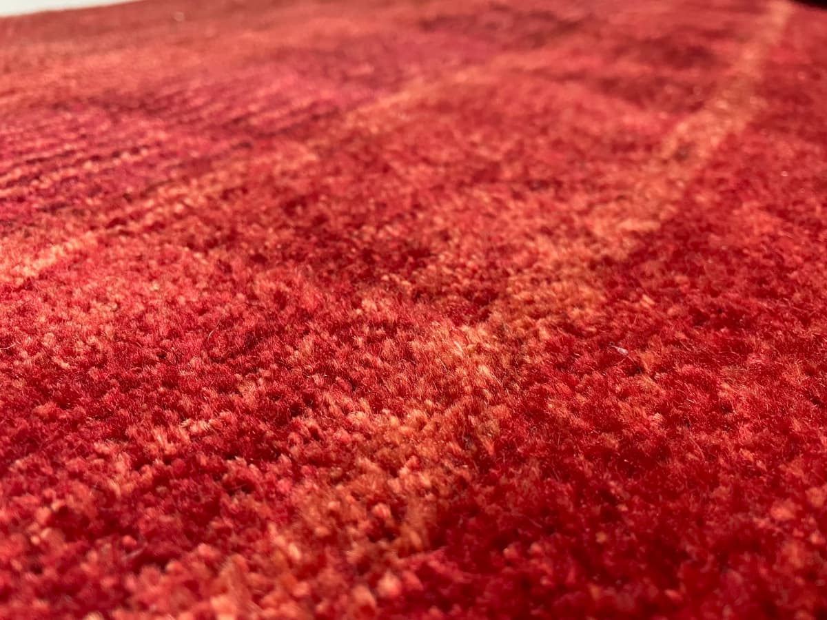 Perserteppich Gabbeh, schlicht, 85x156 cm, überwiegend in Rot — Nahaufnahme der Textur