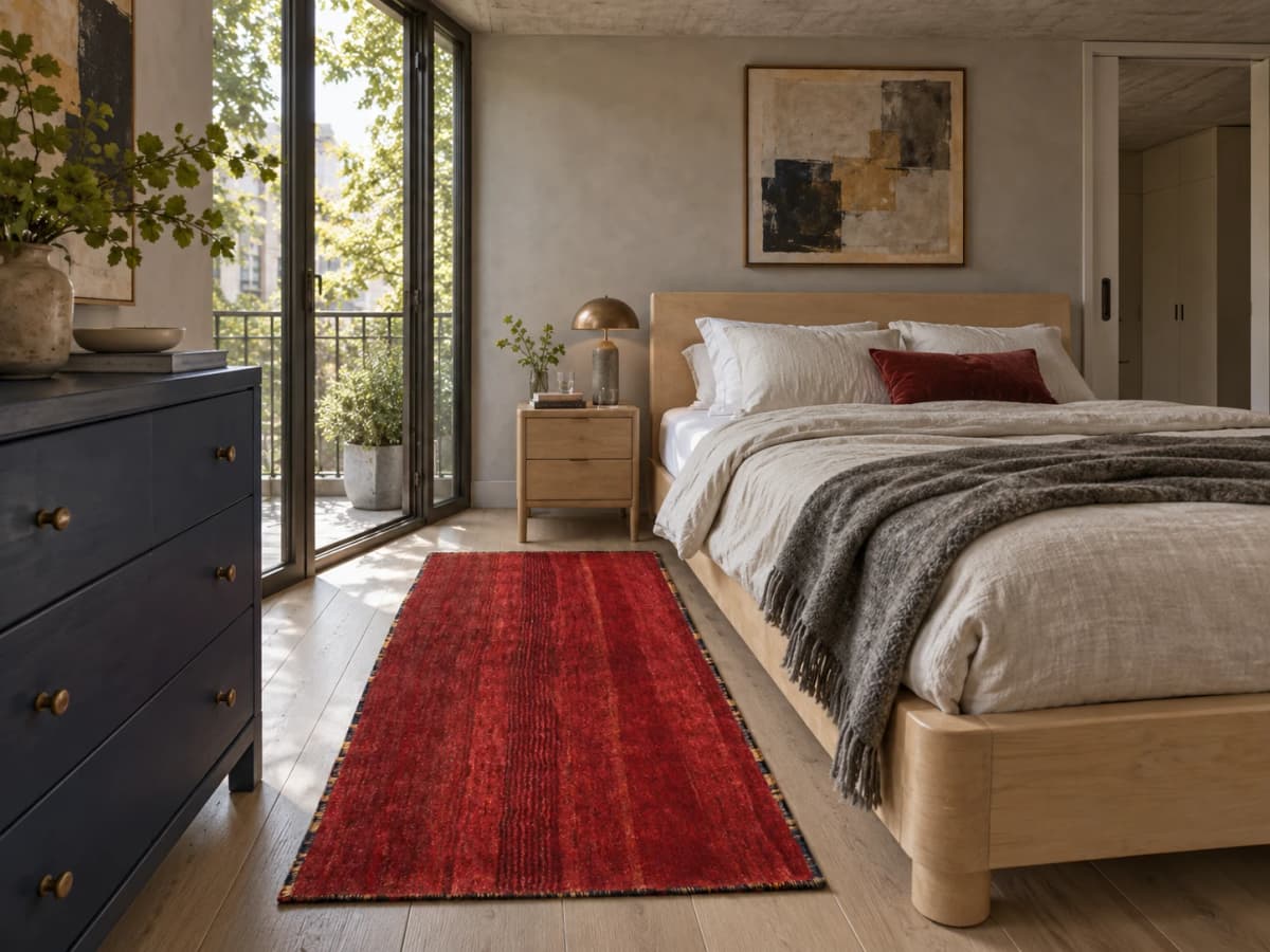 Perserteppich Gabbeh, schlicht, 85x156 cm, überwiegend in Rot — Im Raum