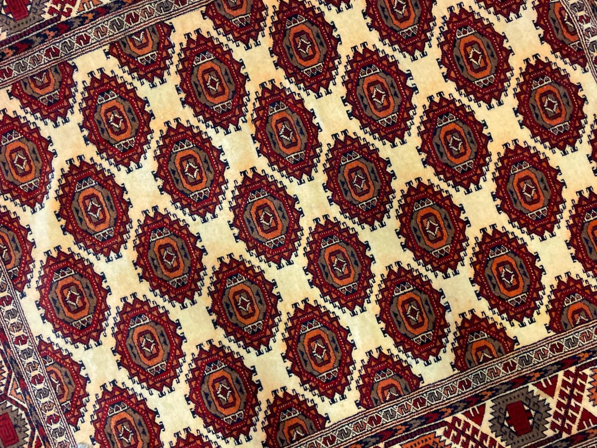 Perserteppich Turkmene, orientalisch, 140x196 cm, überwiegend in Gelb und Braun — Nahaufnahme der Textur