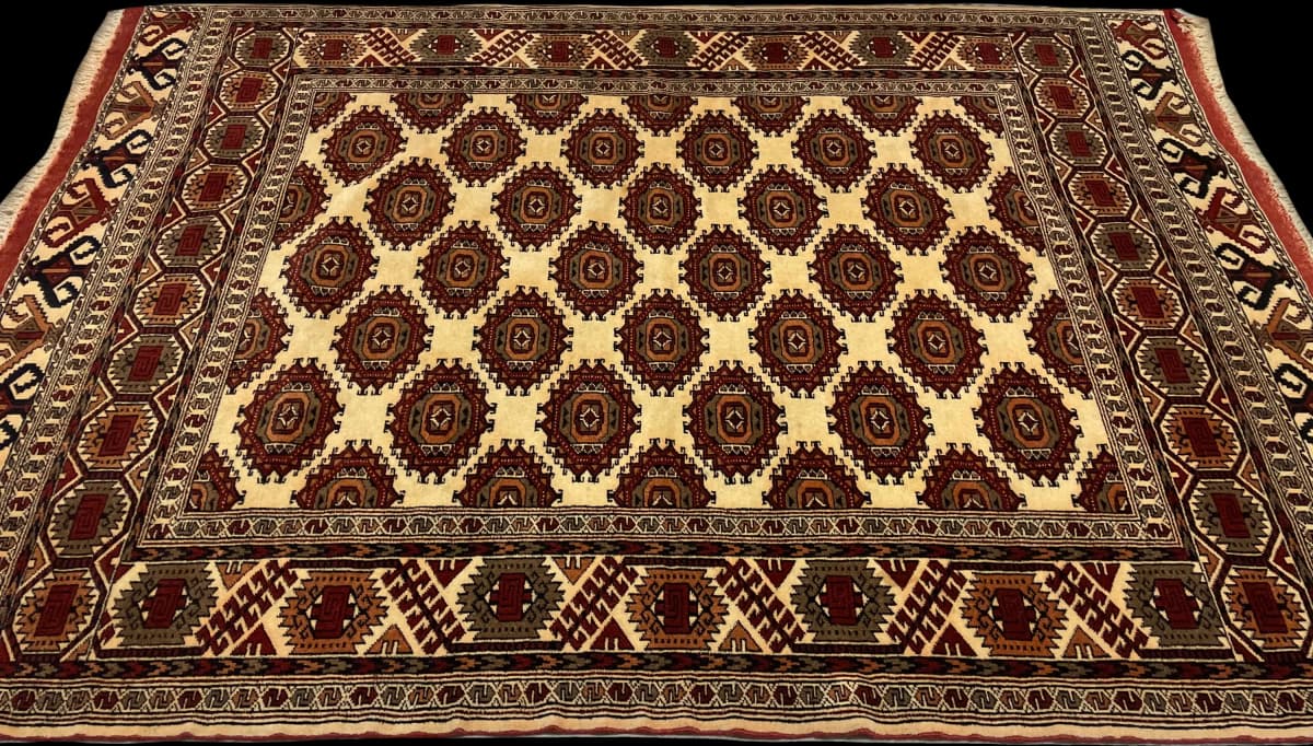 Perserteppich Turkmene, orientalisch, 140x196 cm, überwiegend in Gelb und Braun — Perspektive