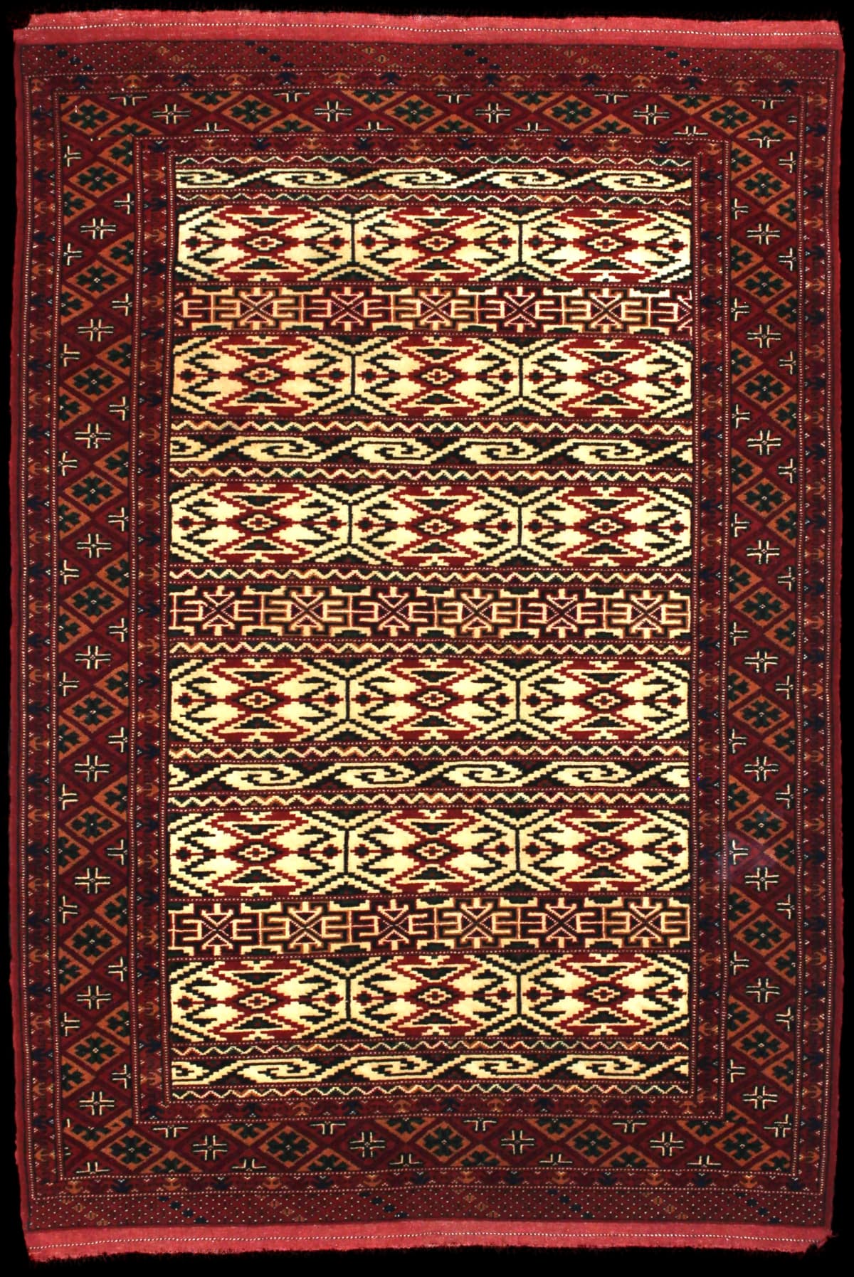 alfombra persa de estilo turcomana en dimensiones 172 centímetros de largo por 114 centímetros de ancho con colores principalmente beige