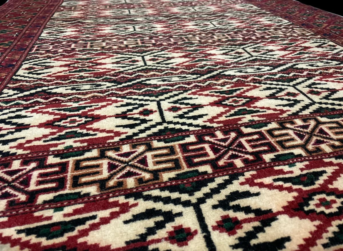 Tapis persan turkmène, oriental, 114x172 cm, principalement beige et rouge — Gros plan de la texture