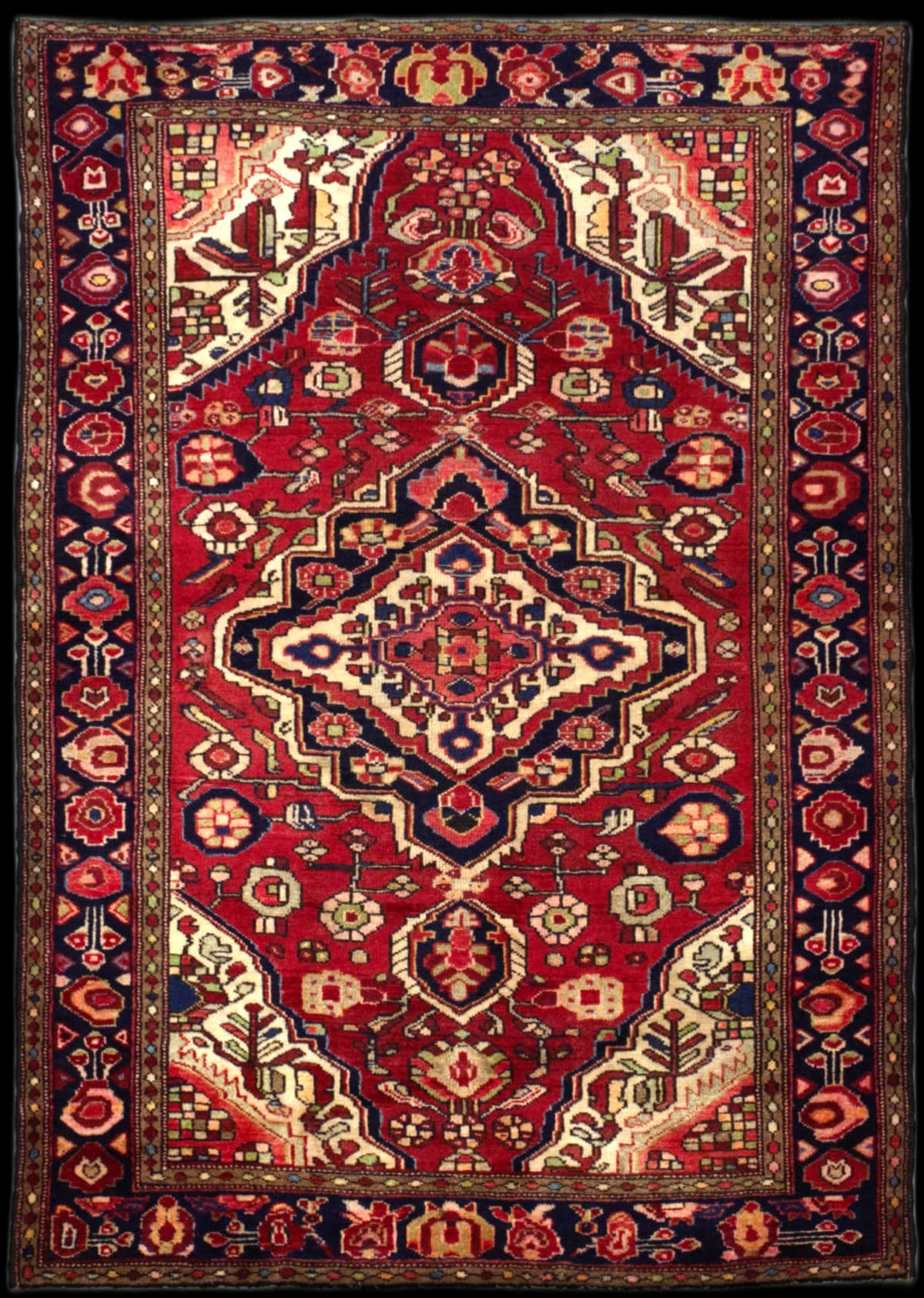 alfombra persa en dimensiones 193 centímetros de largo por 126 centímetros de ancho con colores principalmente rojo