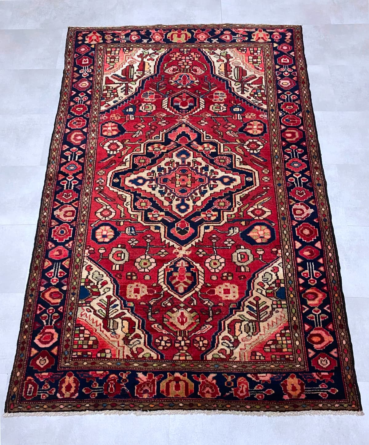 Perserteppich, orientalisch, 126x193 cm, überwiegend in Rot — Perspektive