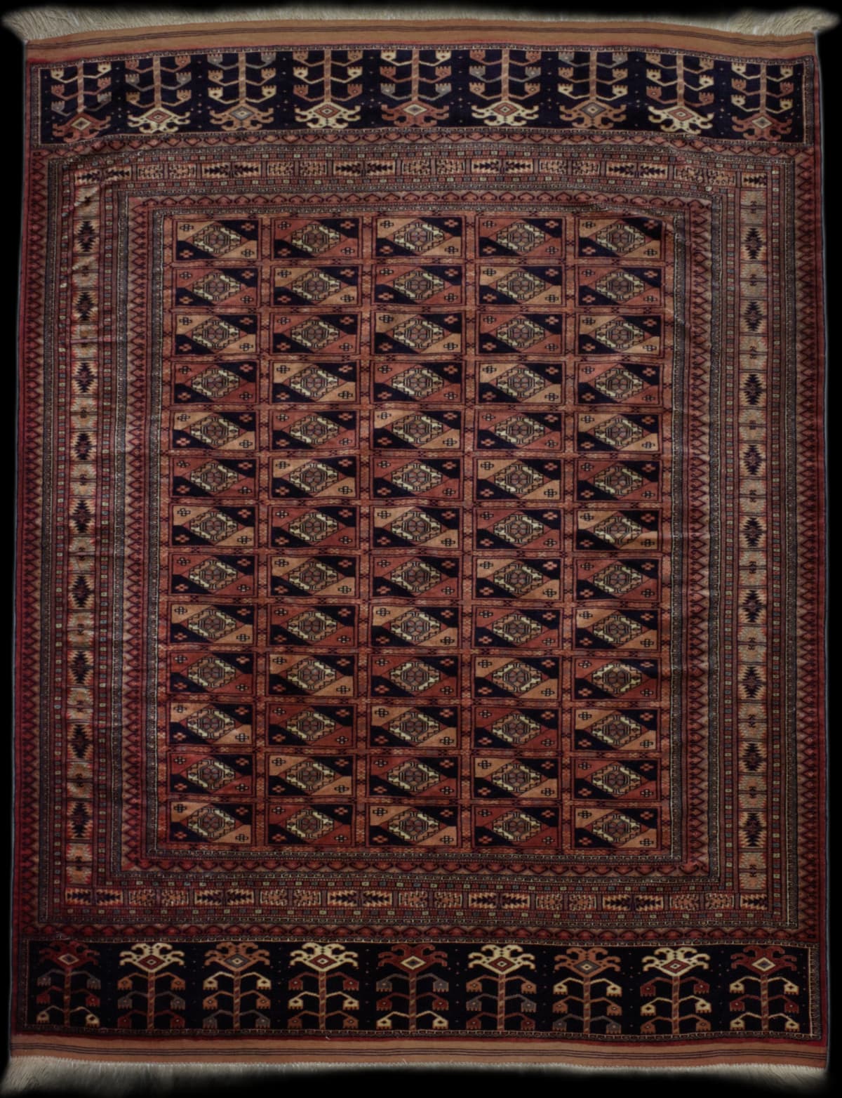 alfombra persa en dimensiones 223 centímetros de largo por 160 centímetros de ancho con colores principalmente rojo y rosa