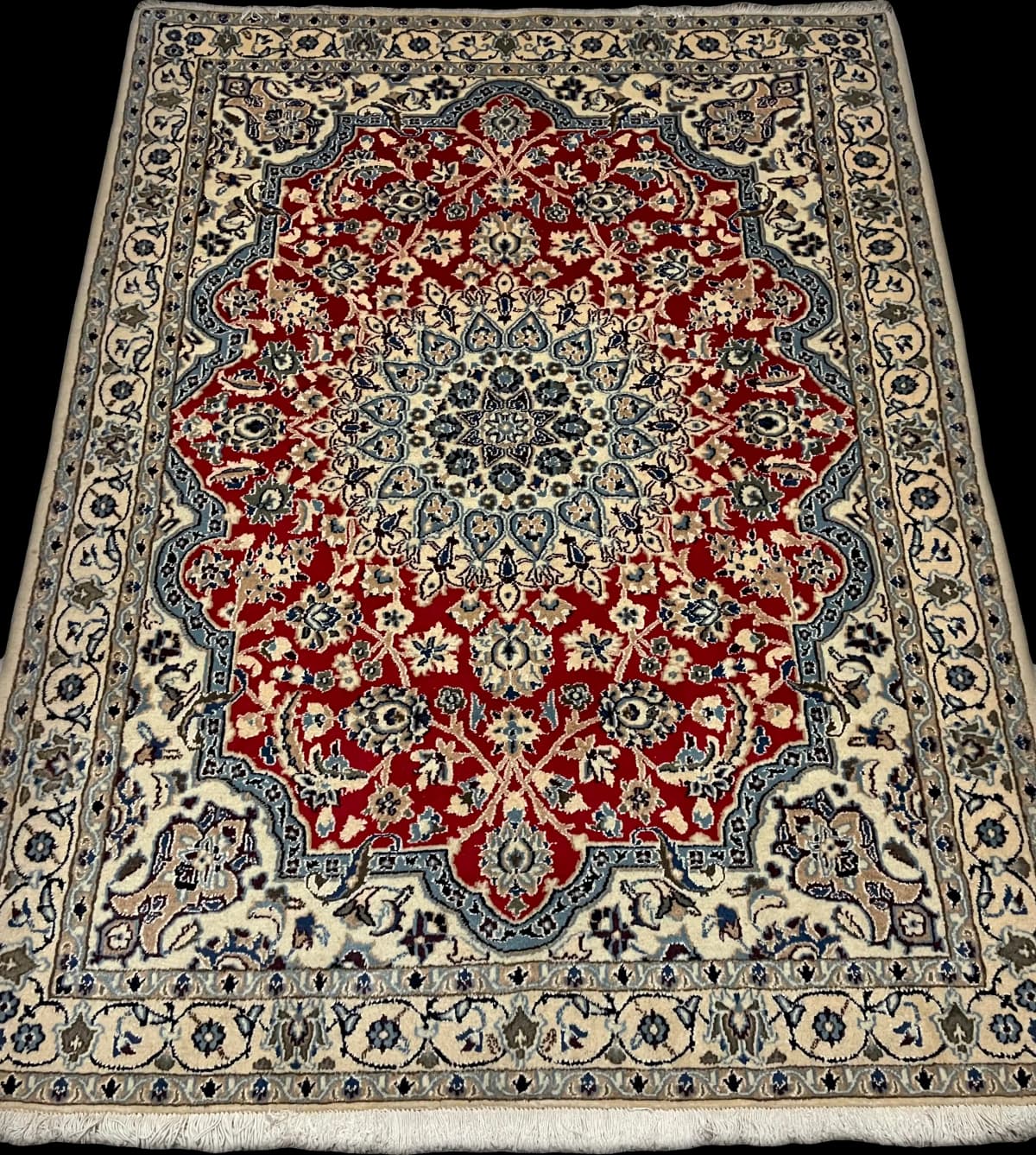 Perserteppich Nain, orientalisch, 148x196 cm, überwiegend in Rot — Perspektive